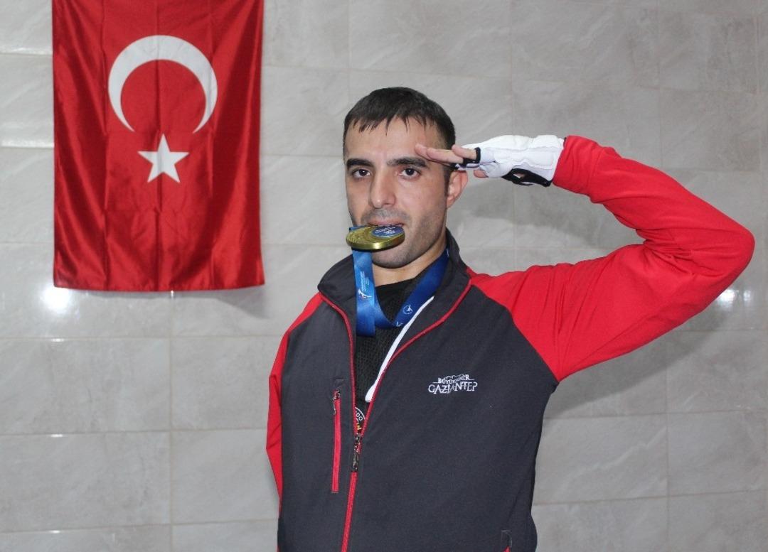 Tek kolu olmayan milli sporcu ayaklarıyla d&uuml;nyaya meydan okuyor