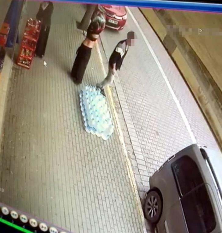 Parayı almakla suçlanınca sokak ortasında soyundu G1