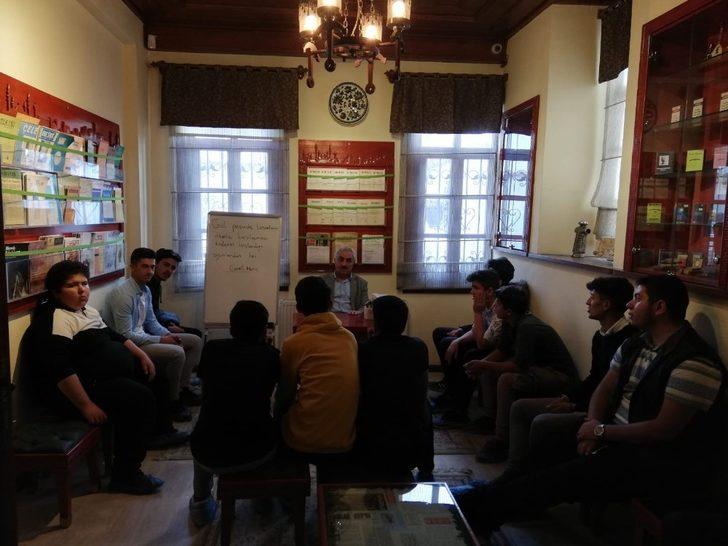 Kıraathane müdavimi öğrencilerden anlamlı ziyaret G3