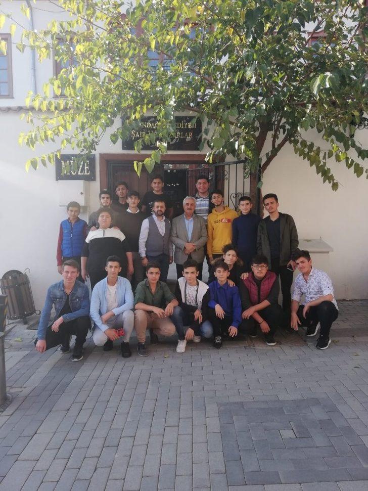 Kıraathane müdavimi öğrencilerden anlamlı ziyaret G4