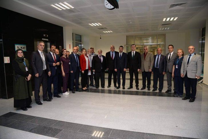 Başhekim Akdoğan’dan Başkan Ertuğrul Çetin’e plaket G3