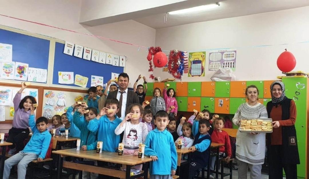 Minik &ouml;ğrenciler kurabiye kelime yediler
