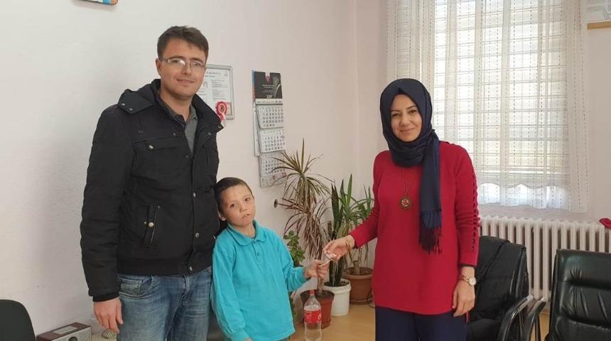 Bulduğu parayı &ouml;ğretmenine teslim eti