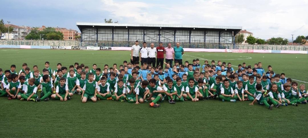 Yenişehir&rsquo;de &ouml;ğrencilere &uuml;cretsiz halı saha