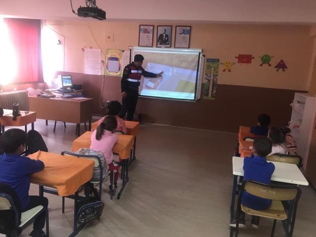 Jandarma ekipleri, &ouml;ğrencileri ve servis şof&ouml;rlerine eğitim verdi