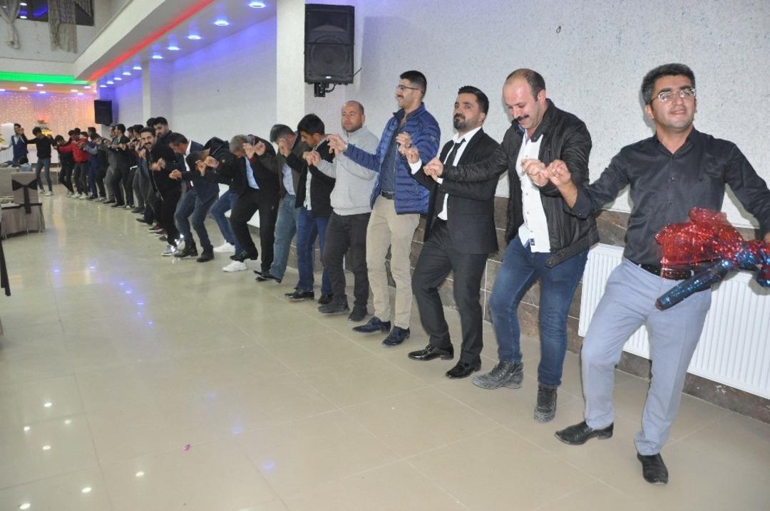 Havalimanı &ccedil;alışanları halayda buluştu