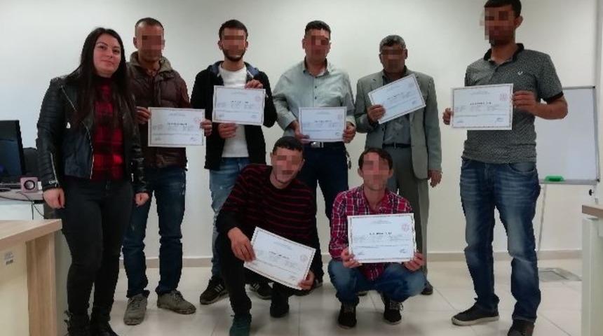 Mesleki eğitim kurslarını tamamlayan y&uuml;k&uuml;ml&uuml;lere sertifikaları verildi