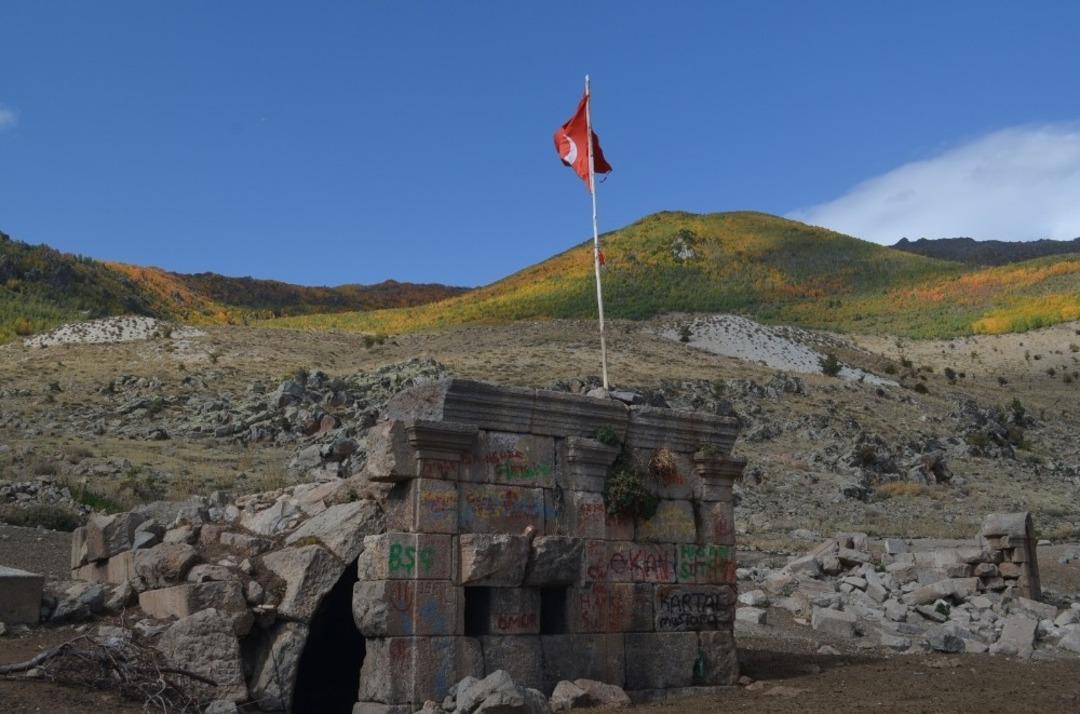 G&uuml;n y&uuml;z&uuml;ne &ccedil;ıkarılan tarihin y&uuml;z&uuml;ne bakan yok