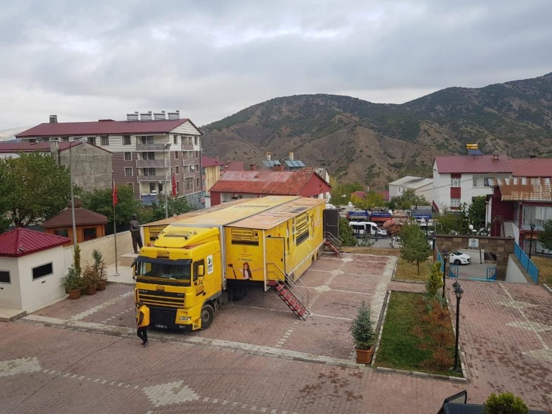 Siirtli &ccedil;ocuklar mobil tır sayesinde ilk kez sinema ile buluşacak