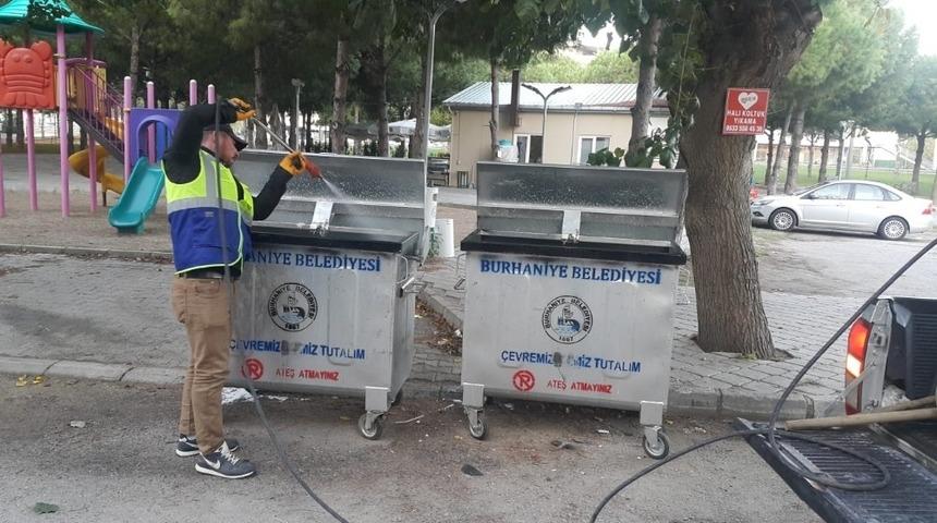 Burhaniye&rsquo;de &ccedil;&ouml;p konteynırları periyodik olarak temizleniyor.