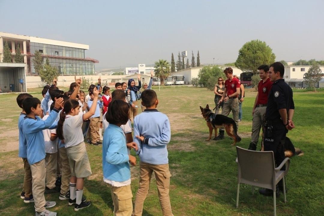 &Ccedil;ocuklar polis birimlerini gezdi