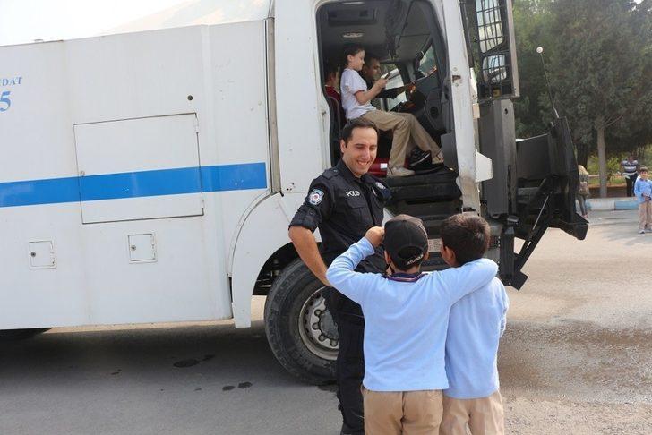 Çocuklar polis birimlerini gezdi G4