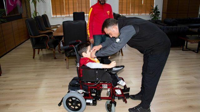 Siirt Emniyet Müdürü Kızılay, engelli çocuğun isteğini yerine getirdi