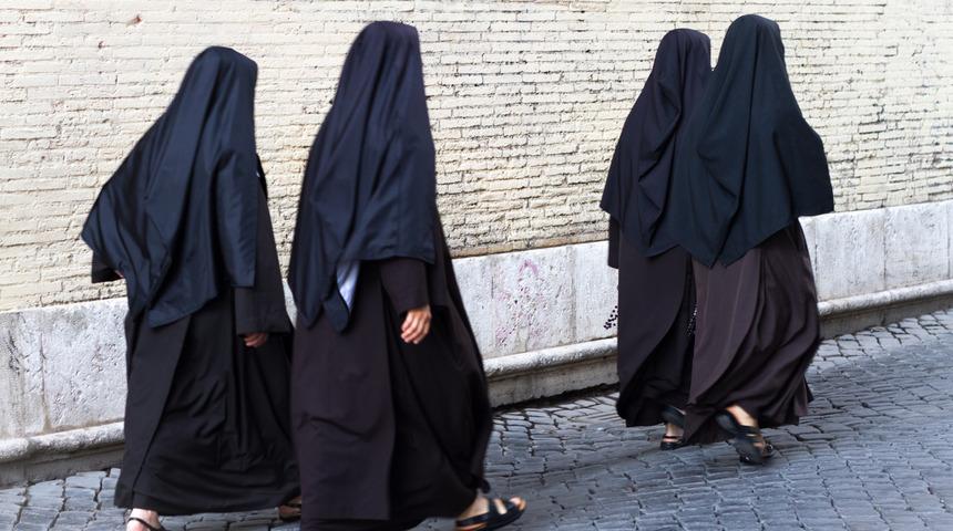 Göreve giden iki rahibe hamile döndü!