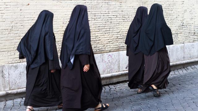 Göreve giden iki rahibe hamile döndü!