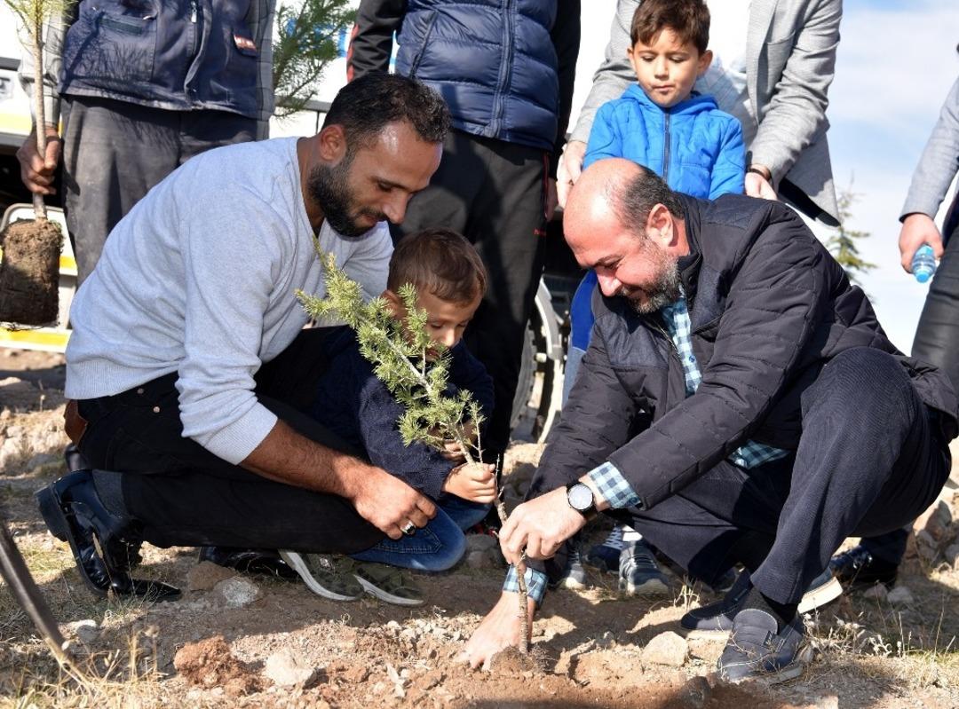 Sel&ccedil;uklu &ldquo;Geleceğe Nefes&rdquo; seferberliğine 26 bin fidanla destek oluyor