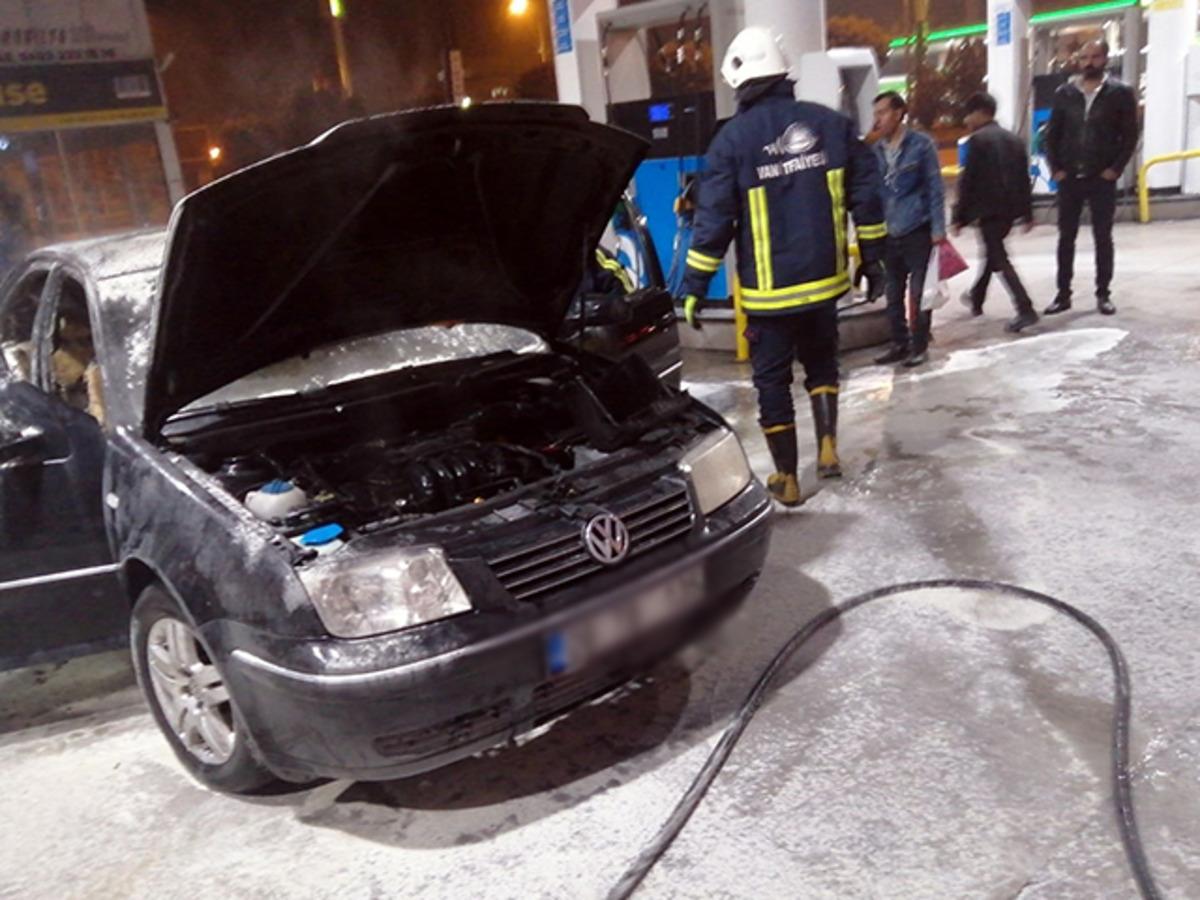 Akaryakıt istasyonunda LPG t&uuml;p&uuml; patlayan ara&ccedil; alev alev yandı