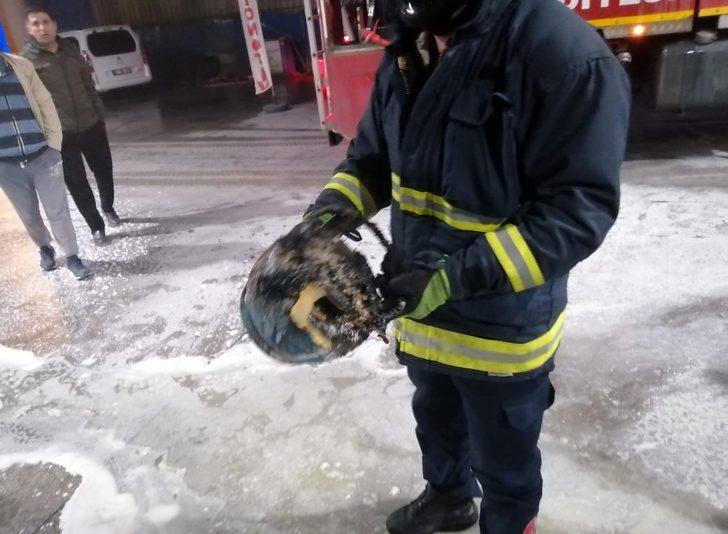 Akaryakıt istasyonunda LPG tüpü patlayan araç alev alev yandı G1