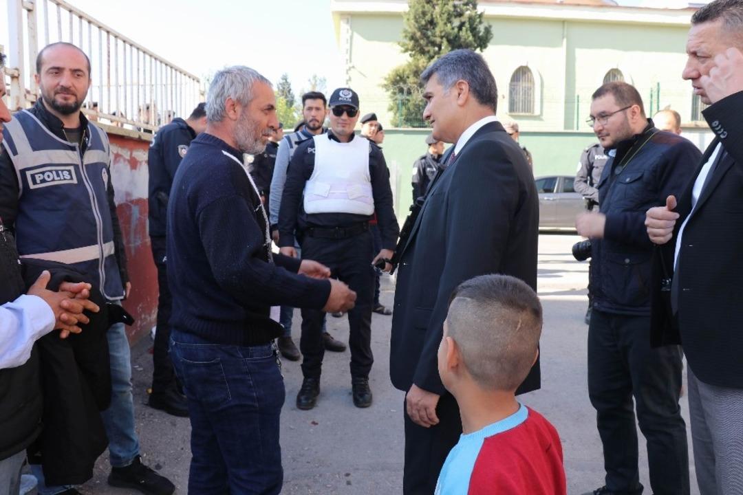 Emniyet M&uuml;d&uuml;r&uuml; Zeybek, operasyon b&ouml;lgesinde