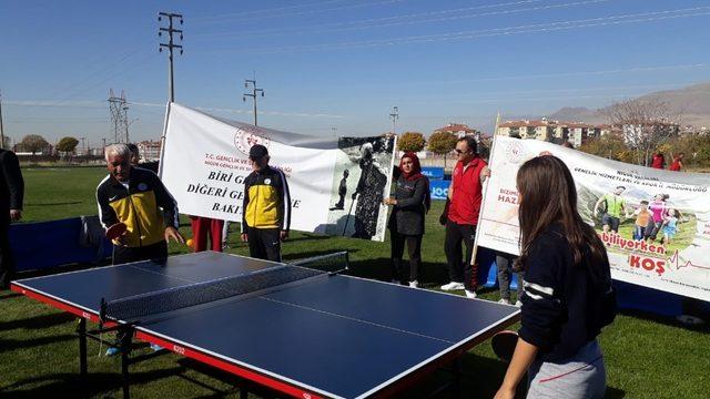 Huzur evinde yaşlılar ve gençler buluşması