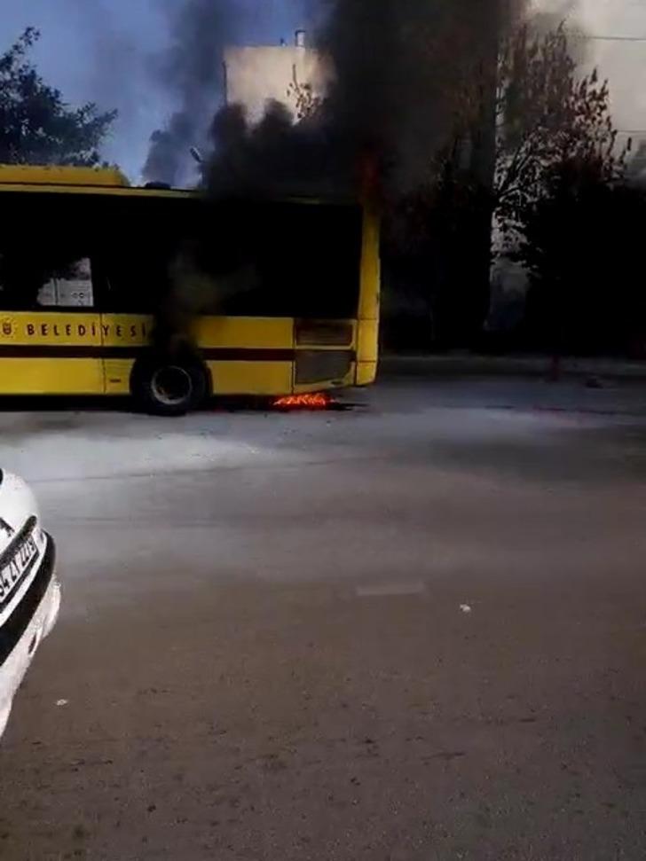 Yolcu dolu belediye otobüsü alev aldı G2