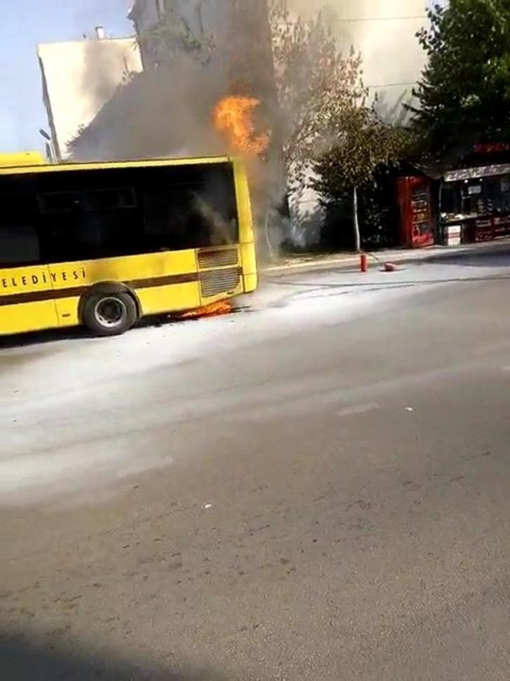 Yolcu dolu belediye otobüsü alev aldı G3