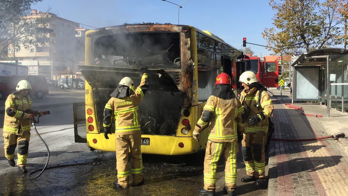 Yolcu dolu belediye otob&uuml;s&uuml; alev aldı