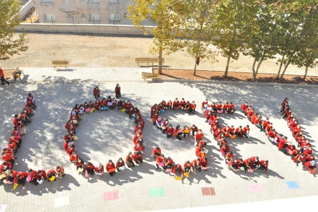 &Ouml;ğrenciler bedenleri ile l&ouml;semiye dikkat &ccedil;ekti