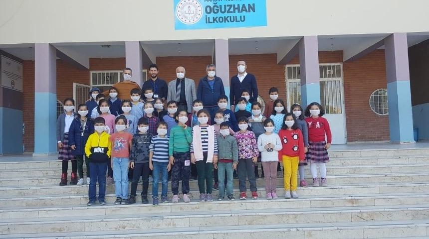 Nusaybin&rsquo;de &ouml;ğrenciler, l&ouml;semi hastalarına destek i&ccedil;in maske taktı