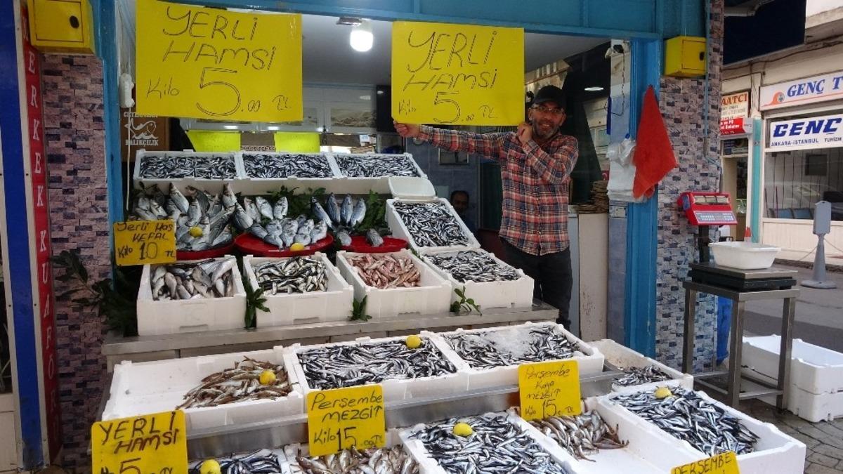 Hamsi 5 liraya d&uuml;şt&uuml;, vatandaşlar balık&ccedil;ılara akın etti