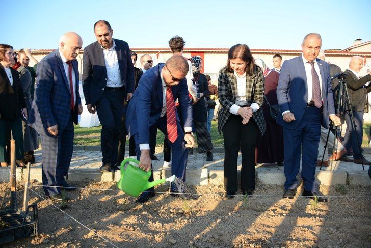 Huzurevi bahçesine tıbbi ve aromatik bitki dikildi G1