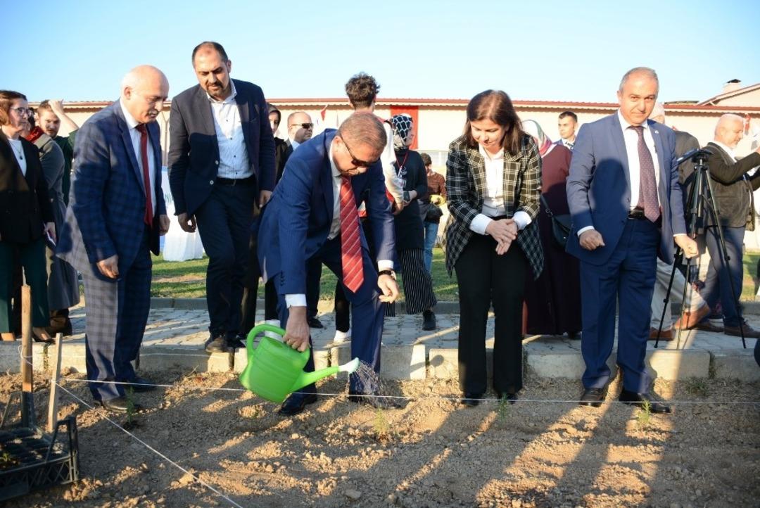 Huzurevi bah&ccedil;esine tıbbi ve aromatik bitki dikildi