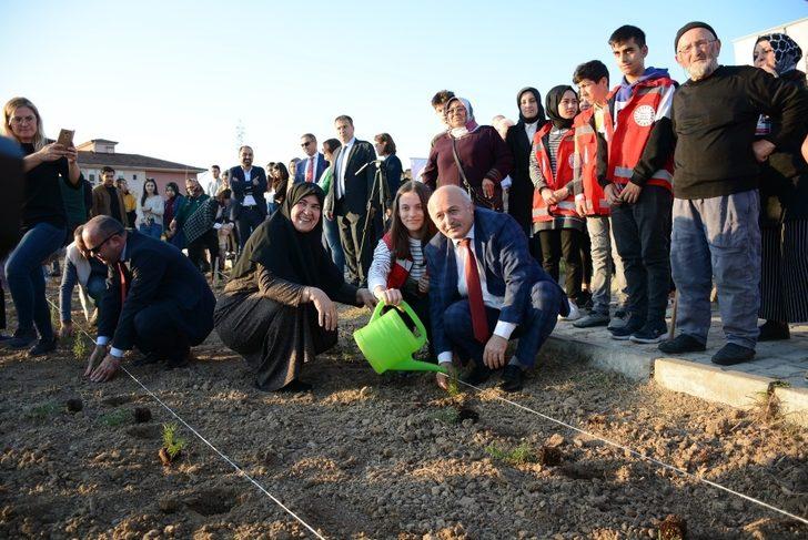 Huzurevi bahçesine tıbbi ve aromatik bitki dikildi G3