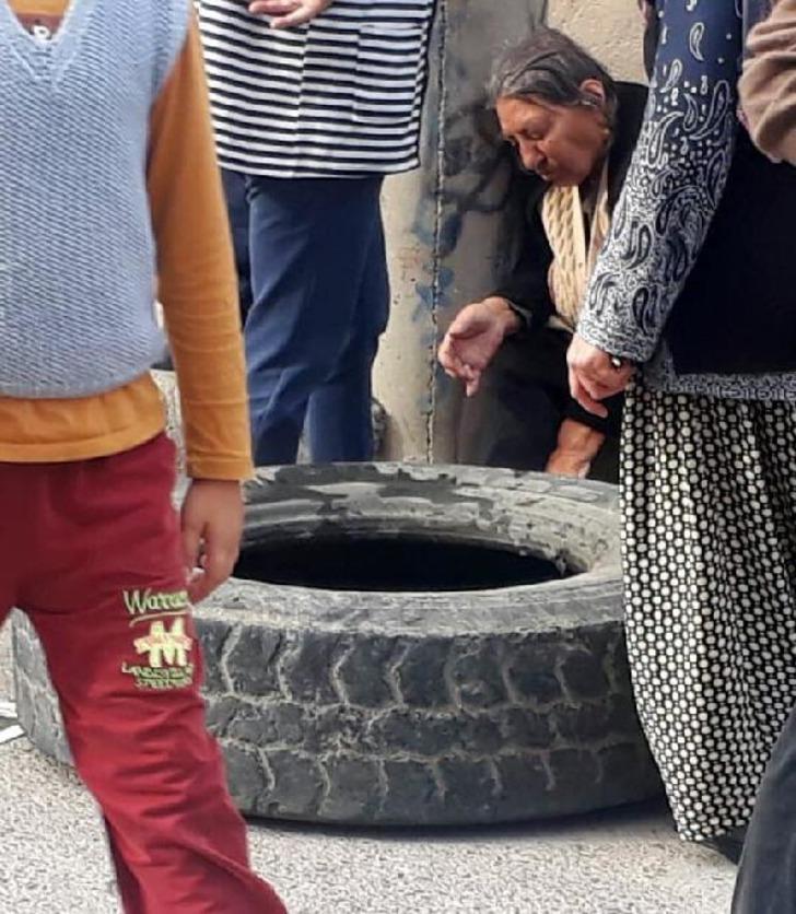 Çocukların yuvarladığı lastik 2 kadına çarptı: 1 ölü, 1 yaralı G1