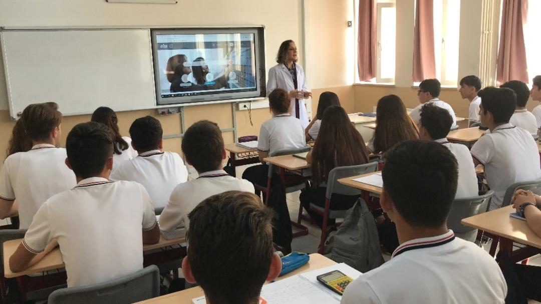 Rekt&ouml;r &Ccedil;akar, lisesi &ouml;ğrencileriyle buluştu