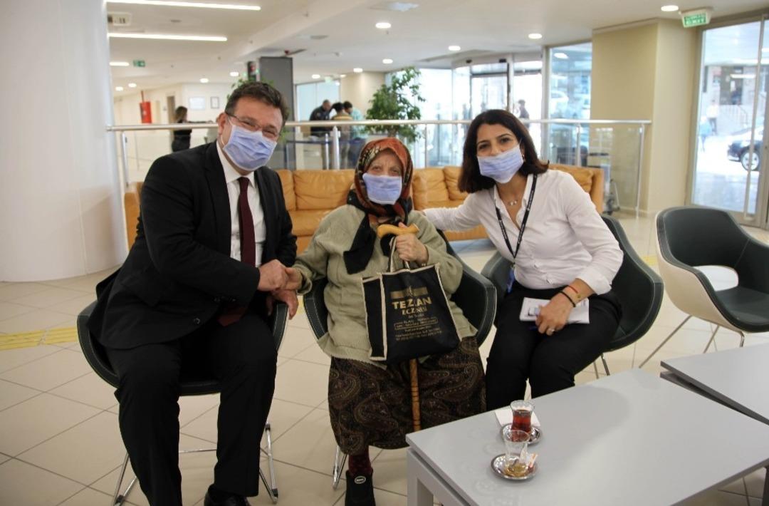 Kartal Belediyesi &ccedil;alışanları, maske takarak l&ouml;semiye dikkat &ccedil;ektiler