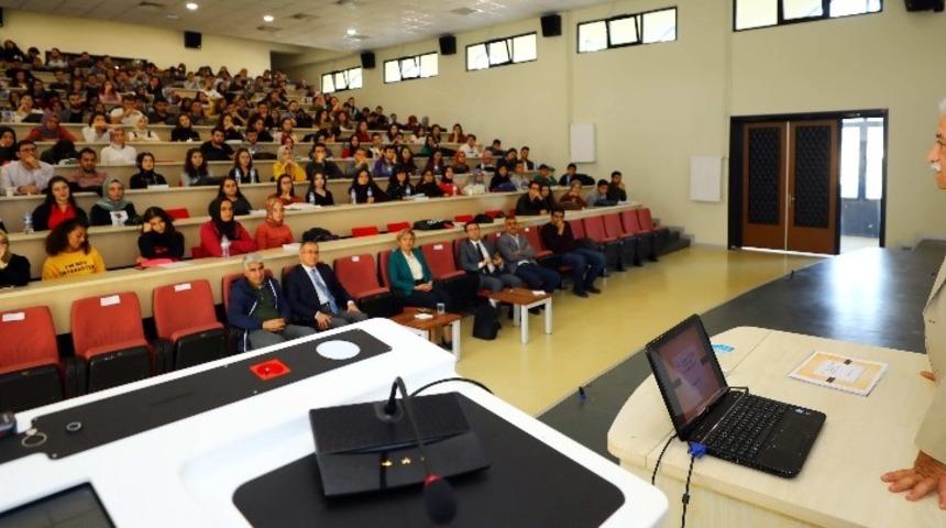 Balcı, Hukuk Fak&uuml;ltesi &ouml;ğrencilerine konferans verdi