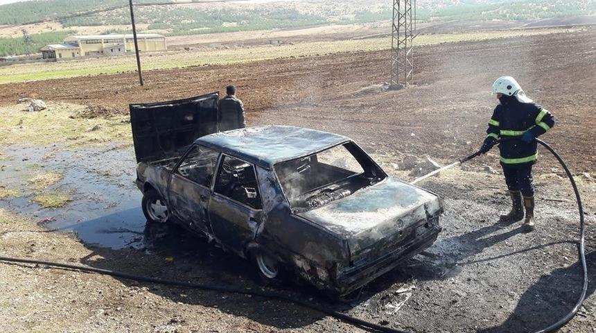 Seyir halindeki ara&ccedil; alev aldı