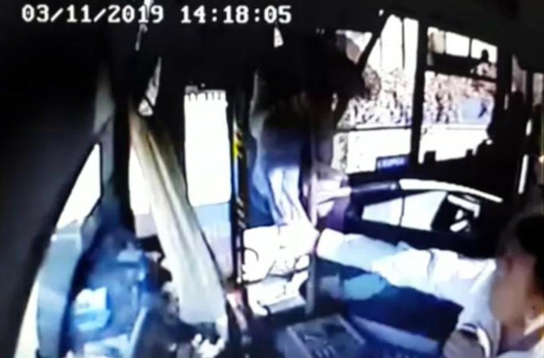 Engelli kartıyla otob&uuml;se binen şahıs şof&ouml;re saldırdı