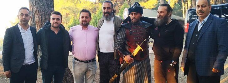 Diriliş Ertuğrul oyuncusu kılıçla döner kesti G1
