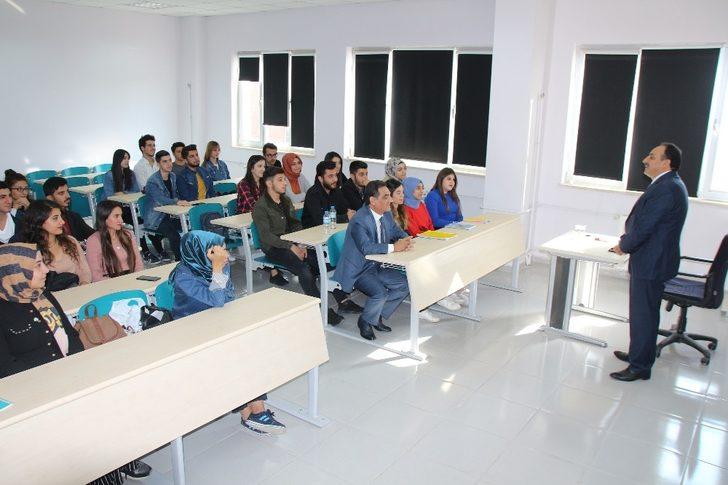 Milli Eğitim Müdürü Akkurt Üniversite de ders verdi G1