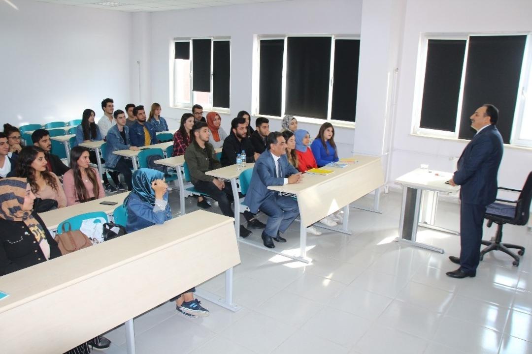 Milli Eğitim M&uuml;d&uuml;r&uuml; Akkurt &Uuml;niversite de ders verdi