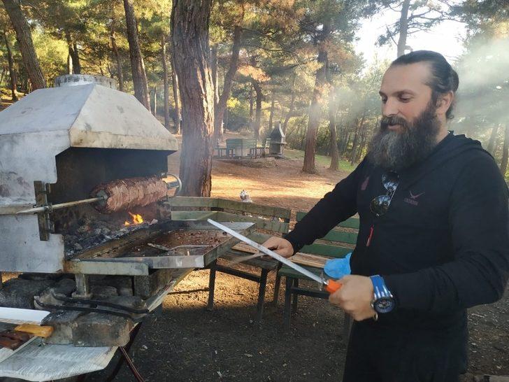 Diriliş Ertuğrul oyuncusu kılıçla döner kesti G2
