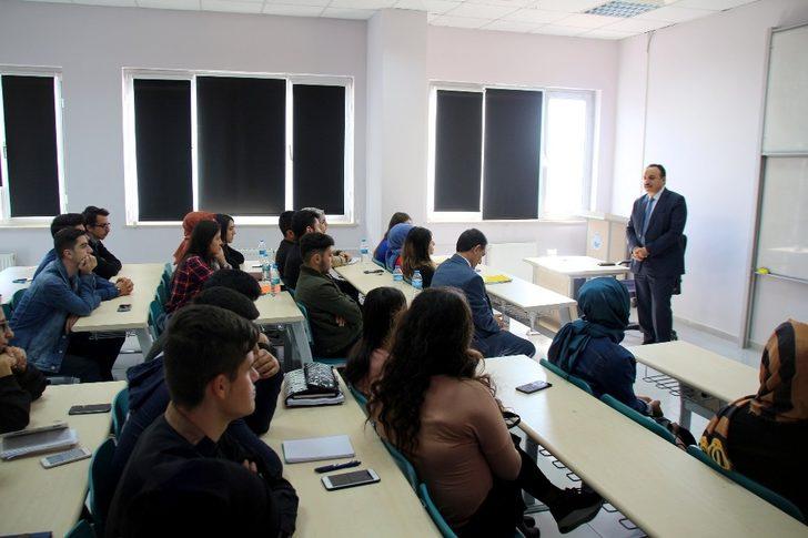 Milli Eğitim Müdürü Akkurt Üniversite de ders verdi G3