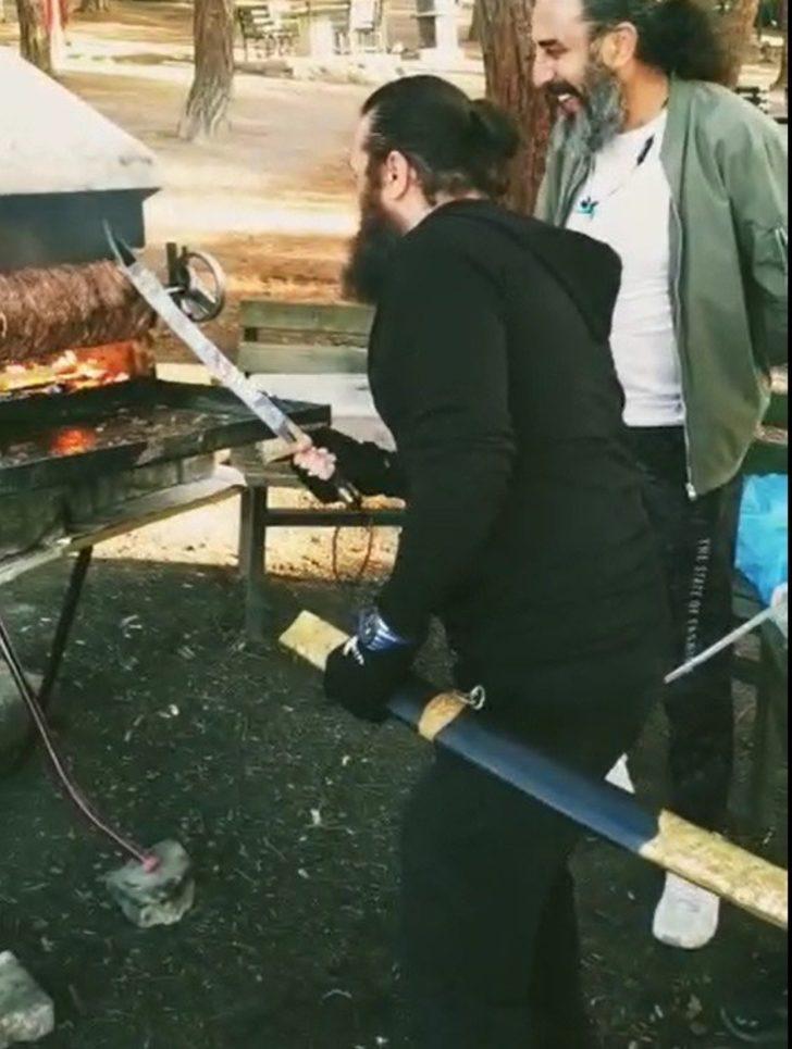 Diriliş Ertuğrul oyuncusu kılıçla döner kesti G4