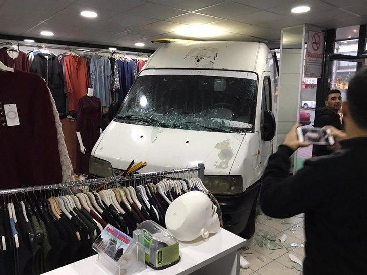 Kontrolden çıkan kamyonet giyim mağazasına girdi G1