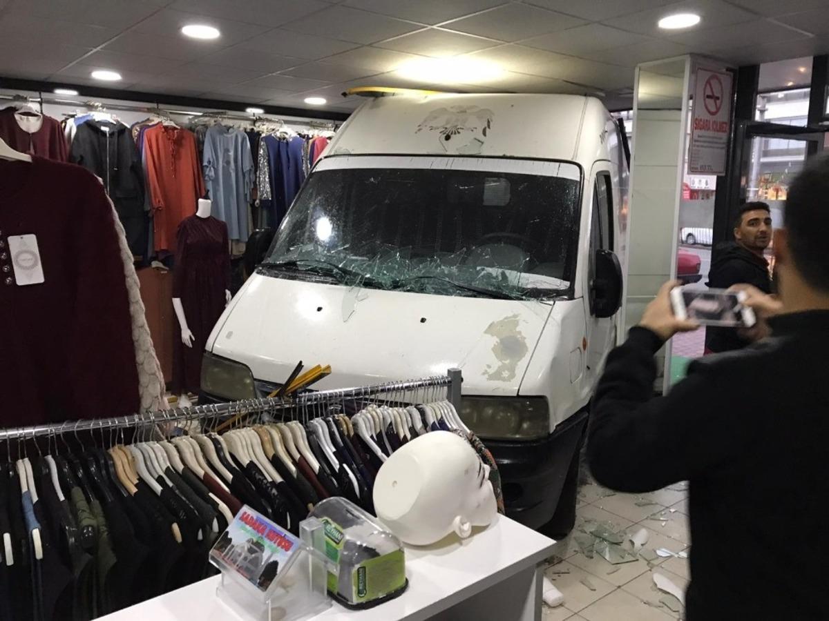 Kontrolden &ccedil;ıkan kamyonet giyim mağazasına girdi