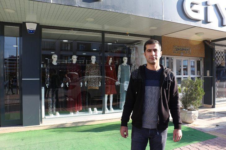 Kontrolden çıkan kamyonet giyim mağazasına girdi G3