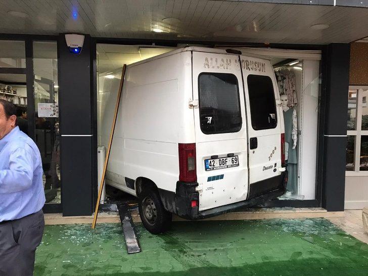 Kontrolden çıkan kamyonet giyim mağazasına girdi G4