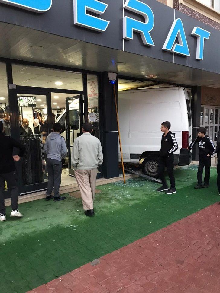 Kontrolden çıkan kamyonet giyim mağazasına girdi G5